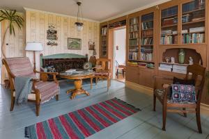 uma sala de estar com uma mesa e cadeiras e uma lareira em Månsåsen Bed & Breakfast em Månsåsen