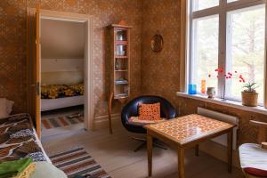 um quarto com uma mesa, uma cadeira e uma cama em Månsåsen Bed & Breakfast em Månsåsen