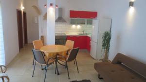 Kuchyň nebo kuchyňský kout v ubytování Apartments Orhideja