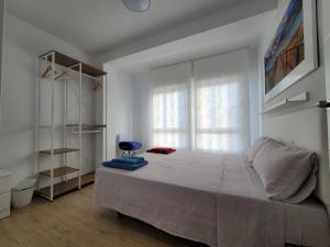 Un dormitorio con una cama grande y una ventana en ÁTICO octava planta cerca de Murcia con vistas a la sierra., en Alcantarilla