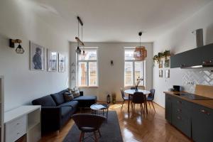 A kitchen or kitchenette at Dembi at the Great City Park