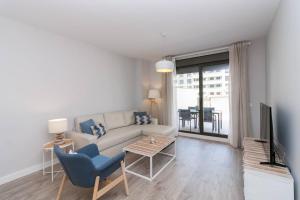 Телевизор и/или развлекательный центр в LivinMálaga Los Álamos Suites II