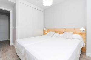 A bed or beds in a room at LivinMálaga Los Álamos Suites II Még 6 kép