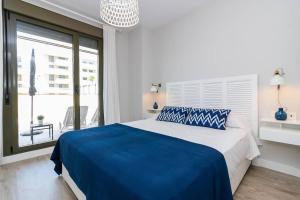 Кровать или кровати в номере LivinMálaga Los Álamos Suites II