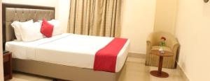 sypialnia z łóżkiem, stołem i krzesłem w obiekcie The Presidency w mieście Bhubaneswar