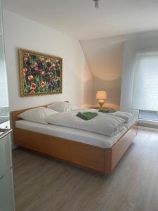 Schlafzimmer mit einem Bett mit Wandgemälde in der Unterkunft 2 Zimmer Appartement in Borgholzhausen