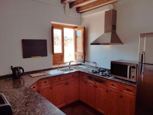 una cucina con lavandino e forno a microonde di Cortijo Rural Urrá, Sorbas a Sorbas