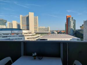 维也纳Tower Apartment with private terrace next to UNO的可欣赏城市天际线的阳台