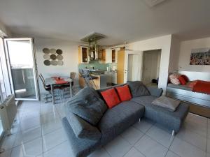 Tower Apartment with private terrace next to UNO的休息区