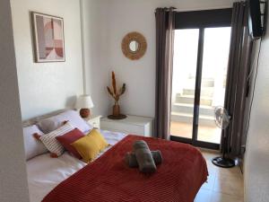 Łóżko lub łóżka w pokoju w obiekcie L' Azotea del Sol appartement typique