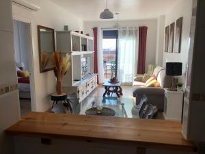 salon ze stołem i kanapą w obiekcie L' Azotea del Sol appartement typique w mieście La Puebla