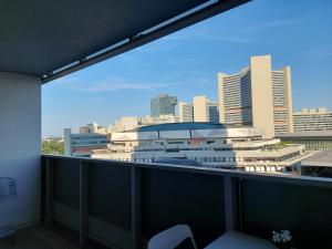 维也纳Tower Apartment with private terrace next to UNO的阳台享有城市天际线的景致。