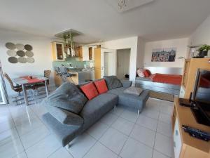 Tower Apartment with private terrace next to UNO的休息区
