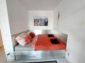 Tower Apartment with private terrace next to UNO客房内的一张或多张床位