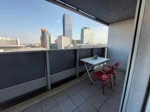 Tower Apartment with private terrace next to UNO的阳台或露台
