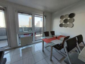 Tower Apartment with private terrace next to UNO的休息区
