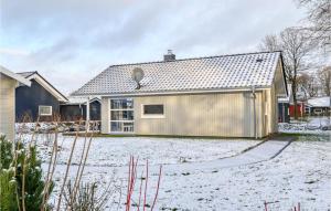 ein Haus mit Garage im Schnee in der Unterkunft 2 Bedroom Nice Home In Krems Ii-warderbrck in Göls