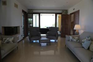 un soggiorno con divano, sedie e TV di Villa Panorama a Oratino