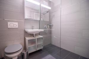 Koupelna v ubytování Viktoria B42 by Arosa Holiday + 8 fotografií