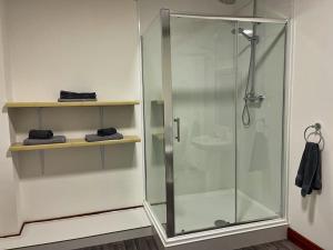eine Dusche mit Glaskabine im Bad in der Unterkunft Weston House Serviced Accommodation in Keith