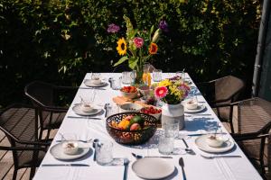 un lungo tavolo con un cesto di frutta sopra di Villa Rowan a Ostenda