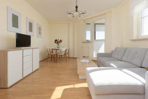 Televízia a/alebo spoločenská miestnosť v ubytovaní Belgradzka Apartment Warsaw by Noclegi Renters