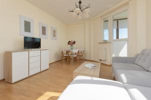 Televízia a/alebo spoločenská miestnosť v ubytovaní Belgradzka Apartment Warsaw by Noclegi Renters