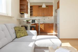 Kuchyňa alebo kuchynka v ubytovaní Belgradzka Apartment Warsaw by Noclegi Renters + 17 fotografií