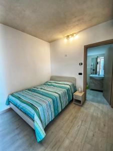 a bedroom with a bed and a bathroom at Locazione Turistica El Sghirlo in Vidor