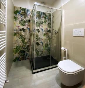 ein Bad mit einer Dusche und einem WC in der Unterkunft Locazione Turistica El Sghirlo in Vidor