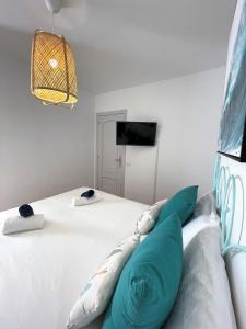 En eller flere senge i et værelse på Salitre Ocean Sunset + 12 billeder