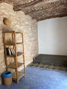 Habitación con estante de libros y cama en Suite BELDI, La Maison des paons, en Sidi Kaouki
