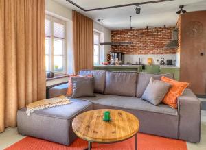 a living room with a couch and a table at Apartament Hansa Klossa in Olsztyn