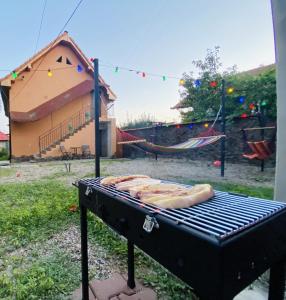 una parrilla en un patio con parque infantil en Stay in Blaj feel like home, en Blaj