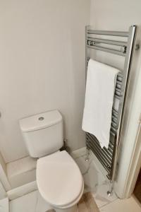 a bathroom with a white toilet and a towel rack at Luxury Modern Belfast City Centre 2 Bed Apartment in Belfast