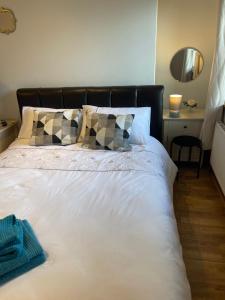 Een bed of bedden in een kamer bij Beach Lodge