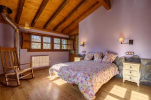 1 dormitorio con cama y techo de madera en Llananzanes Rural, en Llananzanes