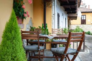 A restaurant or other place to eat at Casa Rural Soleada para una Escapada Tranquila