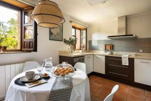 A kitchen or kitchenette at Casa Rural Soleada para una Escapada Tranquila Még 23 kép