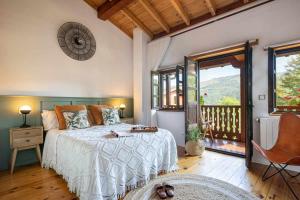 A bed or beds in a room at Casa Rural Soleada para una Escapada Tranquila