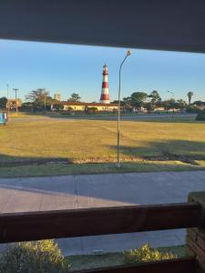 einen Leuchtturm auf einem Feld mit Straßenbeleuchtung in der Unterkunft Casa sur FARO in Mar del Plata