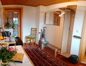 ein Wohnzimmer mit einem Tisch und einem Esszimmer in der Unterkunft Haus Horvath Bett und Brot in Altaussee