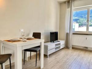 Μια τηλεόραση ή/και κέντρο ψυχαγωγίας στο Bright studio apartment with free private parking
