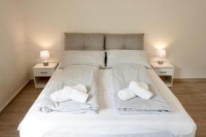 Ένα ή περισσότερα κρεβάτια σε δωμάτιο στο Bright studio apartment with free private parking