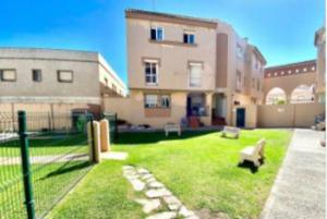 Zahrada ubytování Duplex céntrico con piscina a 100m de la playa.