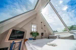 Deluxe Trafo-Haus في باد سيغيبيرغ: غرفة نوم بسرير ونافذة كبيرة