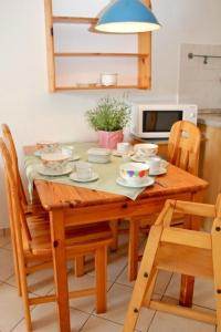 una mesa de madera con platos en la cocina en Unter den Linden 2, en Dahme