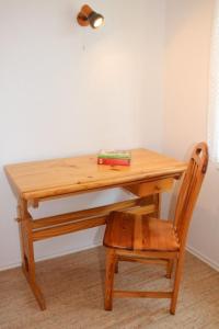 mesa de madera con silla de madera y escritorio en Unter den Linden 2, en Dahme