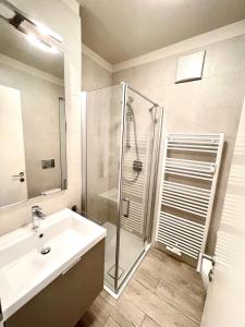 Ένα μπάνιο στο Bright studio apartment with free private parking