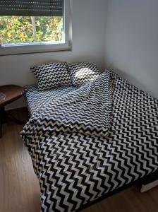 Un pat sau paturi într-o cameră la Nina